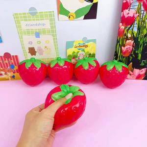 ของเล่นบีบสตรอว์เบอร์รี่คุณภาพสูง 12 ชิ้น/กล่อง ของเล่นบีบสตรอว์เบอร์รี่ PU โฟมคืนตัวช้า บรรเทาความเครียด - Product Image 3