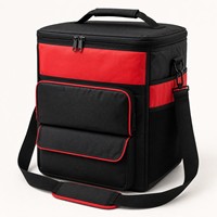 Sac isotherme de gros noir et rouge avec plusieurs compartiments et compartiments avant superposés, et bandoulière