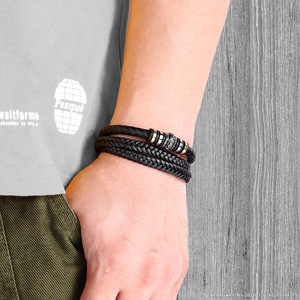 สร้อยข้อมือหนัง PU สีดำถักสำหรับผู้ชาย พร้อมตัวล็อคโลหะชุบสีดำและลูกปัดตกแต่ง สไตล์คลาสสิก เหมาะสำหรับเป็นของขวัญ - Product Image 2