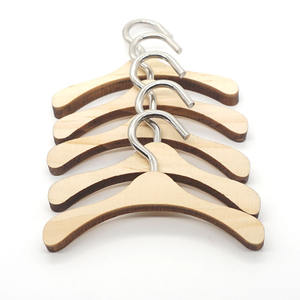 Accessoires miniatures pour maison de poupée 1:12, Mini <span class=keywords><strong>cintre</strong></span> en bois pour poupée - Product Image 4