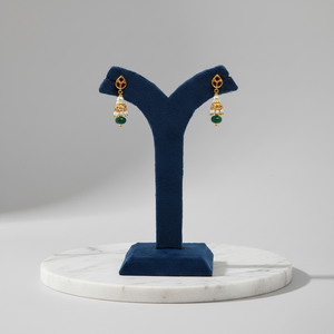 Pendientes jhumka tradicionales de oro con racimo de perlas y gota de cuentas verdes, joyería artesanal étnica para ocasiones festivas para mujeres. - Product Image 1
