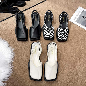 Tendances de la mode estivale : sandales à bout ouvert pour femmes, polyvalentes avec un design à lanières et une jupe résistante. - Product Image 3