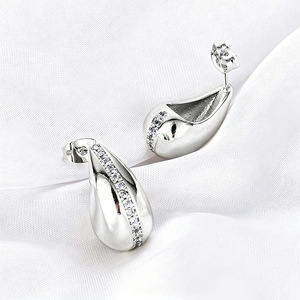 Pendientes de tuerca de moissanita VVS GRA de corte redondo con diseño de cola de pez de líneas simples, rellenos de oro de 14K, joyería de uso diario para mujer - Product Image 5