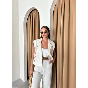 Chaleco Gabardina para Mujer con Detalles de Encaje, Tallas Grandes, Bordado Exterior, Botones con Logotipo Decorativos, Tejido de Piel, Relleno de Algodón - Product Image 2