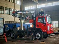 Gru forestale per il carico di tronchi su camion
