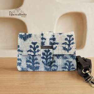 Sac bandoulière artisanal en coton imprimé indigo, pochette à rabat style bohème, export en gros Inde - Product Image 1