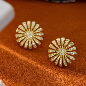 Orecchini a perno a forma di girasole da donna, orecchini semplici ed eleganti per l'uso quotidiano, accessorio versatile per outfit casual e idea regalo - Product Image 1