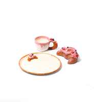 Mug en céramique fantaisie en forme de croissant à la fraise, tasse à café sculptée à la main avec glaçure goutte à goutte, décoration de table mignonne et cadeau de fêtes