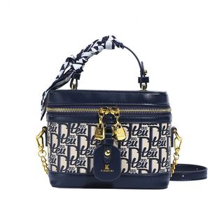 Bolso de Mano de Alta Gama para Mujer, Estilo Francés 2025, Cierre de Cremallera, Estilo Casual de Lujo, Material PU con Forro de Poliéster, Decoración de Cadena - Product Image 1
