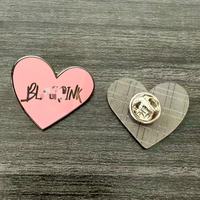 En gros, épingles de revers en métal émaillées en forme de cœur noir et rose, broches et badges pour groupes de filles coréennes, cadeaux de mode pour les fans de Kpop
