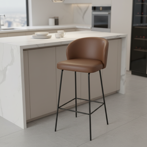 Tabouret <span class=keywords><strong>de</strong></span> <span class=keywords><strong>bar</strong></span> <span class=keywords><strong>haut</strong></span> <span class=keywords><strong>de</strong></span> gamme tendance, style nordique, avec pieds en métal noir et assise en cuir marron ton sur ton, pour comptoir. - Product Image 1