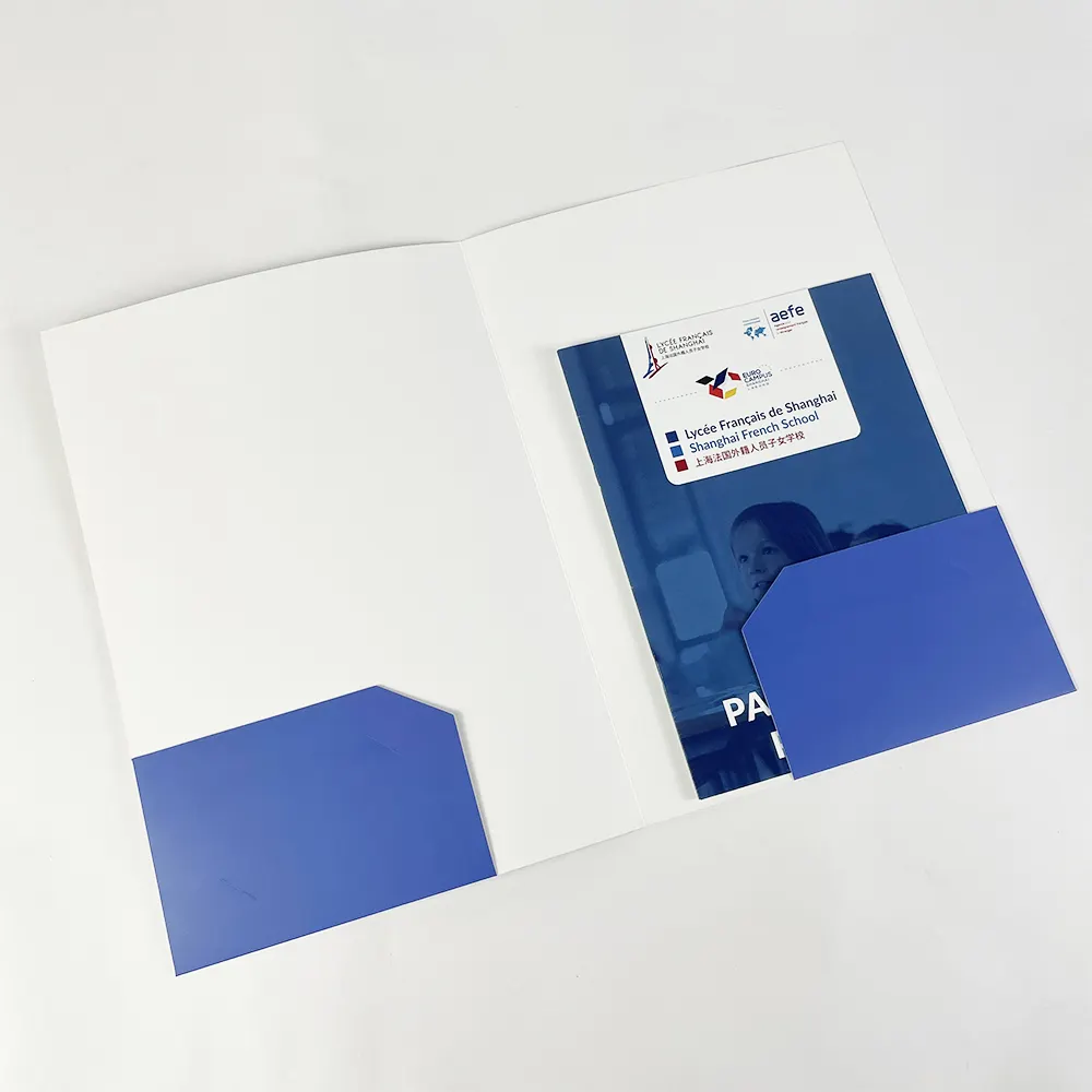 Pochette de documents personnalisée imprimée sur un côté avec deux poches latérales et fente pour carte de visite plastifiée mate pour événements d'entreprise et M