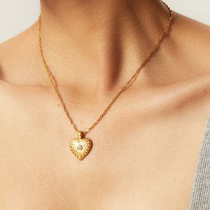 Collar con colgante de corazón de aleación de zinc con engaste de diamantes, regalo para mujer, estilo elegante y minimalista - Product Image 4