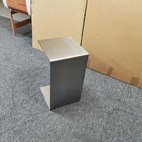 Table d'appoint minimaliste en acier inoxydable brossé en forme de C, table d'angle de canapé, table basse mobile Wabi Sabi pour salon et chevet
