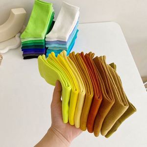 Chaussettes d'hiver mi-mollet pour femme en pur coton, couleur bonbon, à compression empilée, antidérapantes, respirantes, anti-odeur et anti-transpiration - Product Image 4