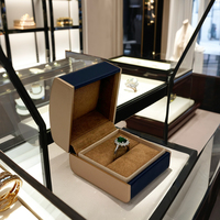 Boîte à bijoux en cuir PU bleu avec logo personnalisable, doublure en velours, boîte à bagues, plaque signalétique à angle droit