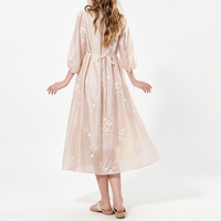 Robe midi personnalisée OEM pour femme, broderie florale, col en V, nœud devant, manches bouffantes 3/4, taille nouée, dos long, décontractée, pour les vacances