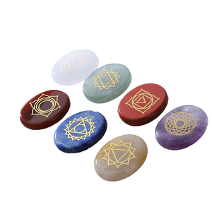 Ensemble de 7 pierres de chakra gravées pour la guérison par le Reiki, la méditation et la pleine conscience, en pierres précieuses - Product Image 4