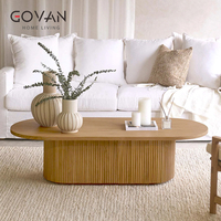 Cette table basse en bois massif de style scandinave convient à une utilisation dans les salles d'accueil familiales et les hôtels
