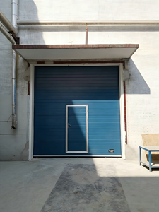 <span class=keywords><strong>Porte</strong></span> <span class=keywords><strong>sectionnelle</strong></span> en acier à levage vertical automatique avec panneau isolé pour villa et entrepôt - Product Image 4