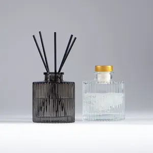 Bottiglie di vetro con diffusore a lamella vuote rotonde piatte con collo a crimpare a strisce verticali da 100ml per oli aromatici