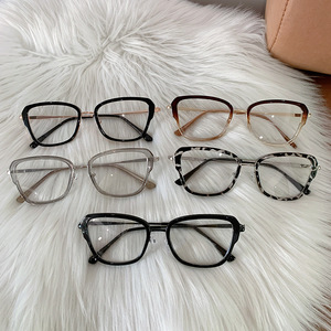 Nouvelle Arrivée Lunettes Anti-Lumière Bleue Asymétriques Monture Tendance à Verres Photochromiques pour Hommes et Femmes Dropshipping Gafas De Sol - Product Image 1