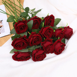 Rosa de Terciopelo Artificial de 7cm, Roja, Decoración para Bodas, Adorno para el Hogar, Accesorio de Fotografía, Alta Simulación, Uso en Exteriores - Product Image 4