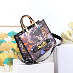 <span class=keywords><strong>Sac</strong></span> fourre-tout <span class=keywords><strong>de</strong></span> grande taille à la mode avec marque privée <span class=keywords><strong>de</strong></span> qualité imprimé en PU à imprimés multiples <span class=keywords><strong>sac</strong></span> à main <span class=keywords><strong>de</strong></span> luxe pour femmes 33cm - Product Image 6