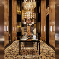 Armoire de présentation en verre luxueux avec cadre doré, éclairage LED, forme d'arc, dimensions personnalisables et résistante