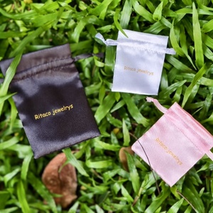 Vente en gros de grands sacs à poussière de luxe en satin avec logo personnalisé pochettes en velours personnalisables pour bijoux pour le stockage et la protection - Product Image 5