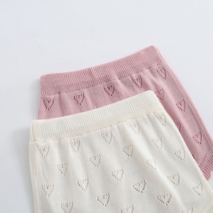 Ropa infantil al por mayor: Conjunto de camiseta sin mangas y pantalones cortos de punto con diseño de corazón hueco para niños - Product Image 5
