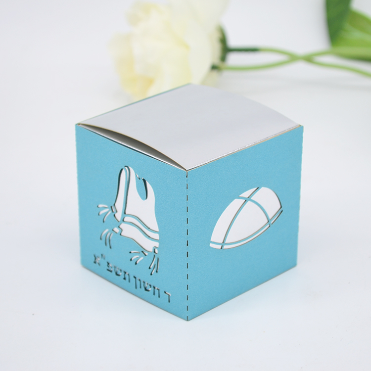 Scatola interna in argento metallizzato, manica di perle blu pino