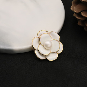 Spilla con perla di camelia bianca, in ottone placcato oro, con vera perla d'acqua dolce, gioiello delicato, accessorio da donna, regalo alla moda per feste. - Product Image 1