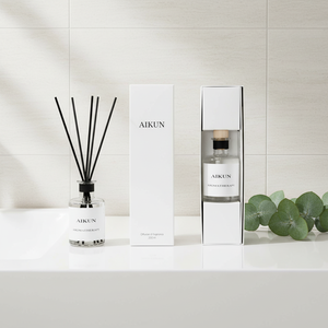 ชุดของขวัญน้ำหอมปรับอากาศแบบก้านไม้หอม กลิ่นติดทนนาน ยี่ห้อ Aikun Low Moq ขนาด 200 มล. บรรจุในกล่องกระดาษทรงกลมพร้อมหน้าต่างใสและฉลากแก้ว สามารถเลือกกลิ่นได้ตามต้องการ เหมาะสำหรับแบรนด์ต่างๆ - Product Image 1