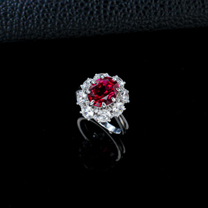 Bague statement en argent sterling 925 avec rubis de laboratoire taille ovale et halo floral - Product Image 2