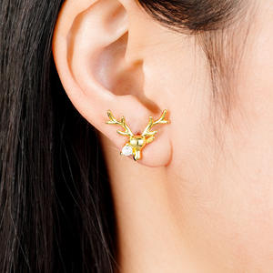 Pendientes de Oro Sólido de 18K con Diseño de Ciervo Dorado, Engaste de Garra con Diamantes Redondos, Joyería Unisex para Uso Diario - Product Image 5