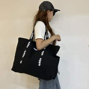 حقيبة تسوق قماشية قطنية قابلة لإعادة الاستخدام للنساء، حقيبة حمل كبيرة من القماش مع شعار مخصص وجيوب وسحاب - Product Image 3