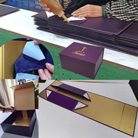 Boîte cadeau magnétique pliable en papier bordeaux avec impression dorée de luxe, logo personnalisé, couvercle rabattable rigide, matériaux recyclés