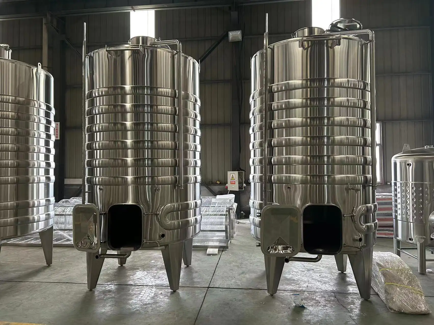 スパイラル冷却コイル発酵装置を備えたステンレス鋼5000Lワイン発酵タンク