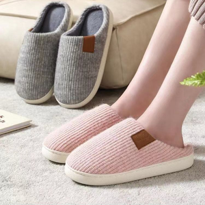 Nouvelles pantoufles de luxe pour femmes avec semelle TPR de qualité supérieure, doublure en peluche et matériaux haut de gamme - Product Image 1