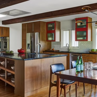 Armoires de cuisine modulaires en placage de noyer de luxe CBMmart avec 5 tiroirs, évier en quartz, îlot, table à manger