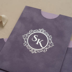 Sobre de terciopelo de lujo con monograma personalizado en lámina dorada, funda para tarjetas de invitación de boda, varios colores para bodas - Product Image 3