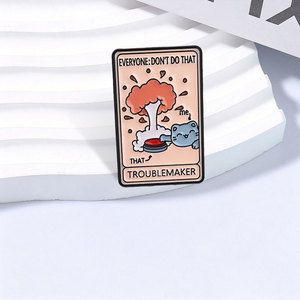 Spilla smaltata con meme del gatto che fa il guerriero, con gatto sorridente e nuvola di esplosione, distintivo da bavero, gioiello - Product Image 2