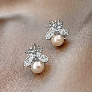 Orecchini a perno con perle effetto mini ape per donna, accessori moda minimalisti e carini per l'uso quotidiano - Product Image 6