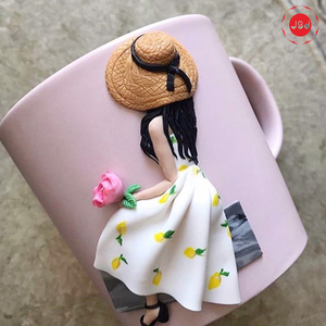 แก้วมัคเคลือบลายพิมพ์ภาพเด็กหญิงน้อยในสวน สีขาว ทำจากโพลีเมอร์เคล - Product Image 5