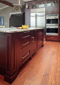 خزائن مطبخ فاخرة كلاسيكية باللون الأحمر الكرزي مع أبواب شاكر خالدة وجزيرة كبيرة - Product Image 6