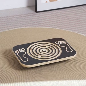Planche d'équilibre en bois avec design de trace de pas pour le yoga et le Pilates, utilisation en intérieur, surface antidérapante 30x20cm - Product Image 1