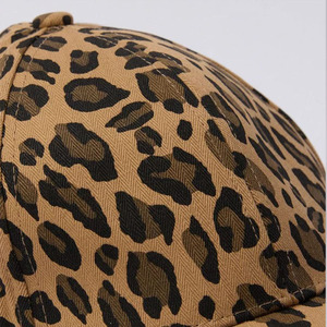 Gorra de béisbol de algodón de alta calidad con estampado de leopardo y hebilla ajustable de lujo hecha a medida. - Product Image 3