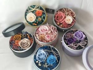 Boîte à cadeau en cuir avec fleurs 19 pièces, nouveau produit fait à la main, boîte plastique - Product Image 3