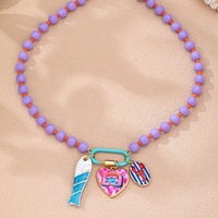 Collier artisanal Haomi pour l'été, avec pendentif coloré en forme de petit poisson, étoile de mer, coquillage et poisson tropical, orné de perles